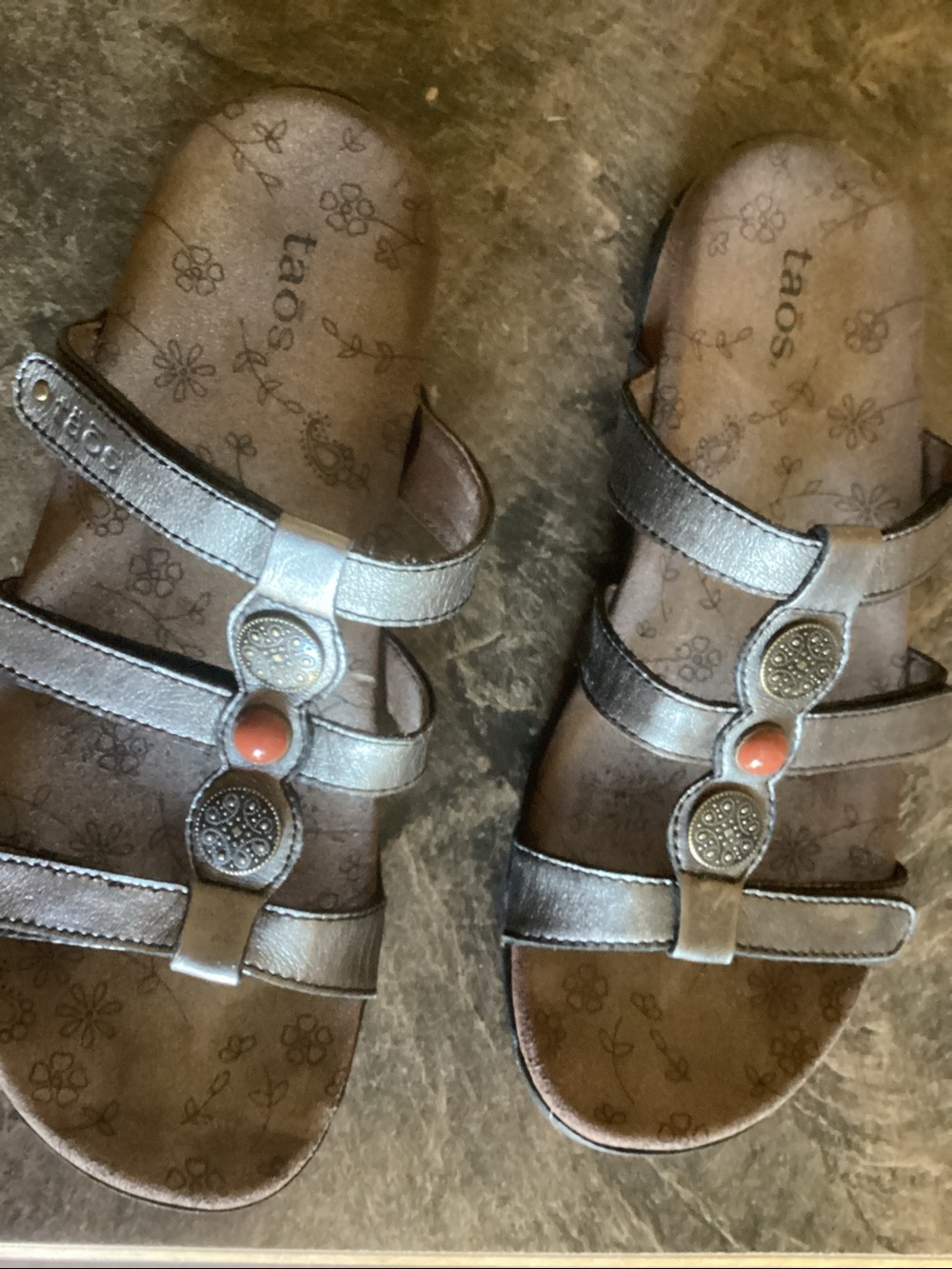 Taos Footwear Prize Sandals Slip On Metallic Studded Embellished Women's 8